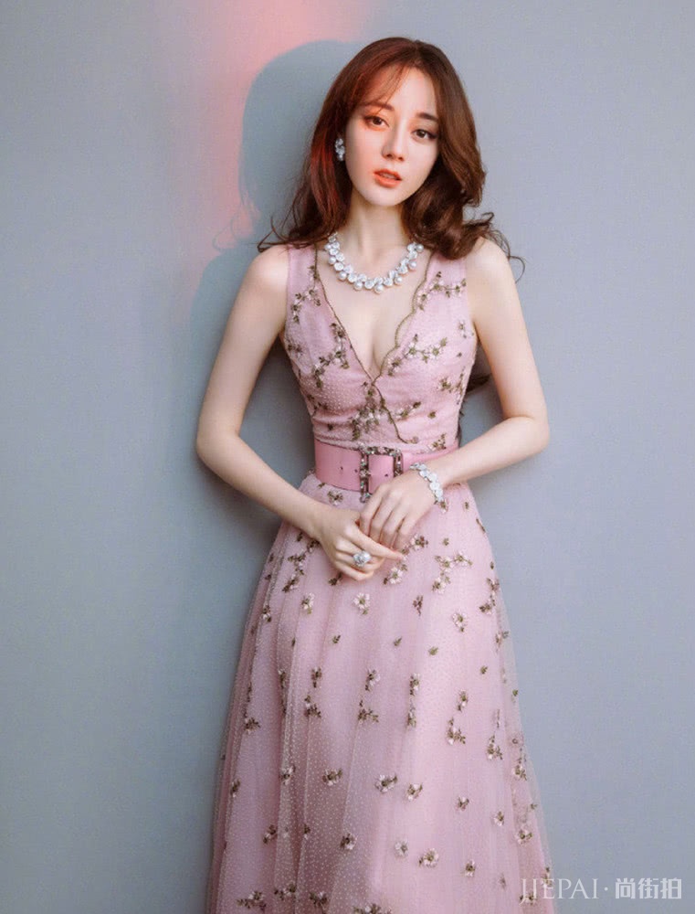 迪丽热巴出席活动,罕见V领裙大秀好身材